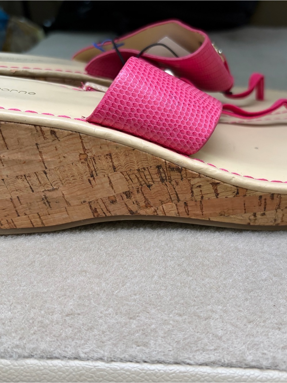 Liz Claiborne Pink Leather Thong Sandals with Gold Accents - Picture 5 of 6